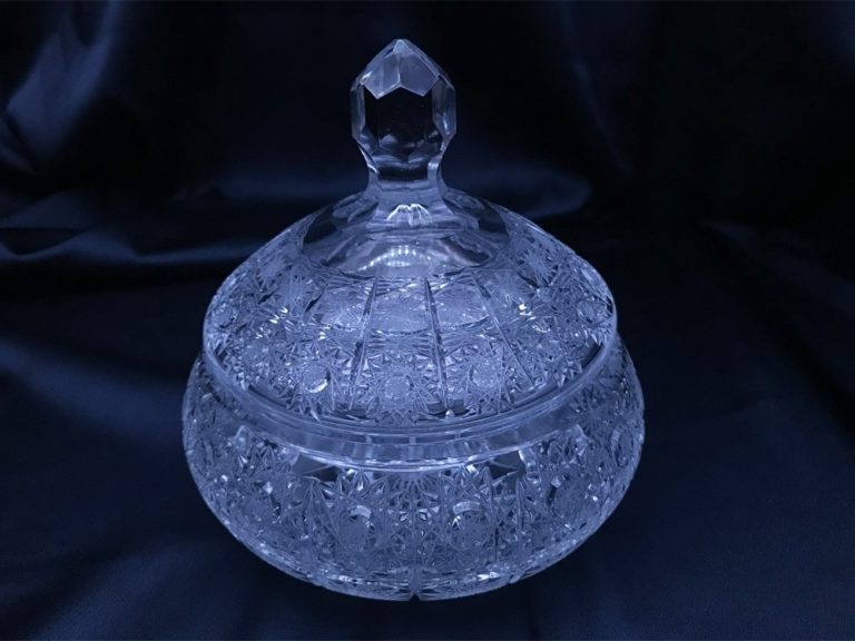 Geschliffenes Kristallglas 16 cm mit Deckel