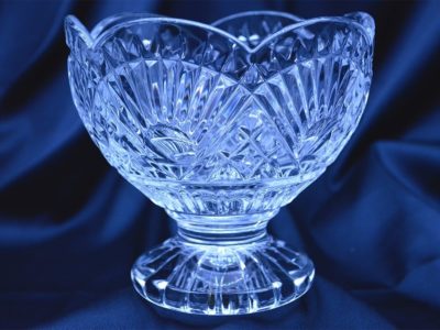 Geschliffene Kristallschale auf 15 cm Sockel