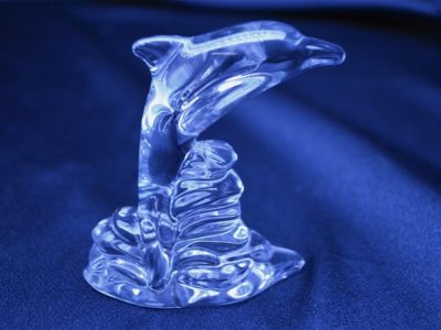 Dekorativer Delphin im Kristallschliff, 6,8 cm