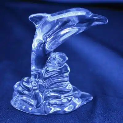 Dekorativer Delphin im Kristallschliff, 6,8 cm