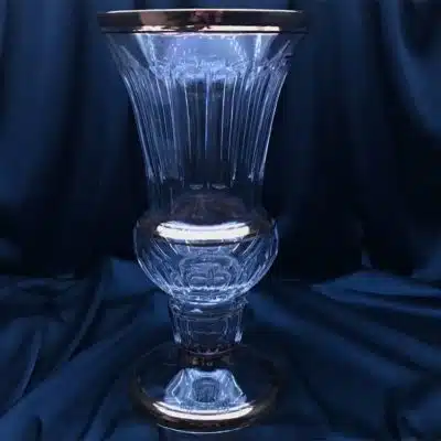 Geschliffene Kristallvase 37 cm, verziert mit Gold